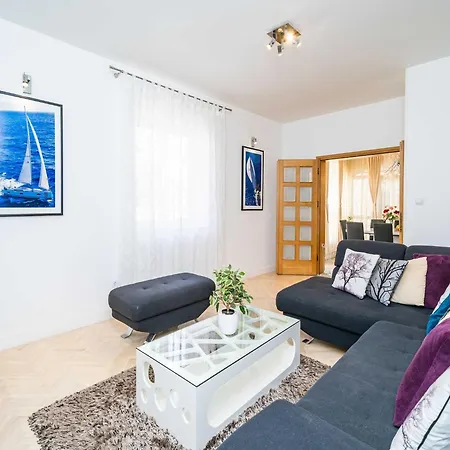 King - Four Bedroom House With Terrace Vakantiehuis