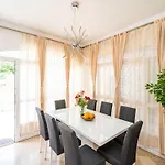 King - Four Bedroom House With Terrace Hébergement de vacances