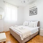 King - Four Bedroom House With Terrace Hébergement de vacances *