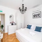 Hébergement de vacances King - Four Bedroom House With Terrace *