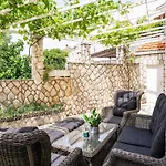 Hébergement de vacances King - Four Bedroom House With Terrace