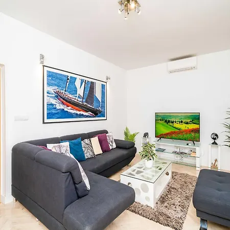 King - Four Bedroom House With Terrace Feriehus *
