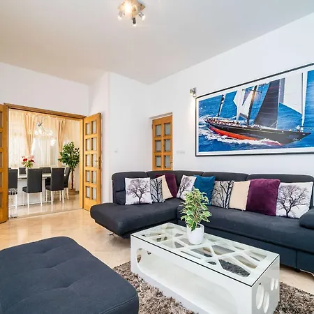 King - Four Bedroom House With Terrace בית נופש דוברובניק