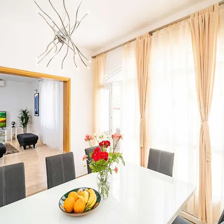 King - Four Bedroom House With Terrace *