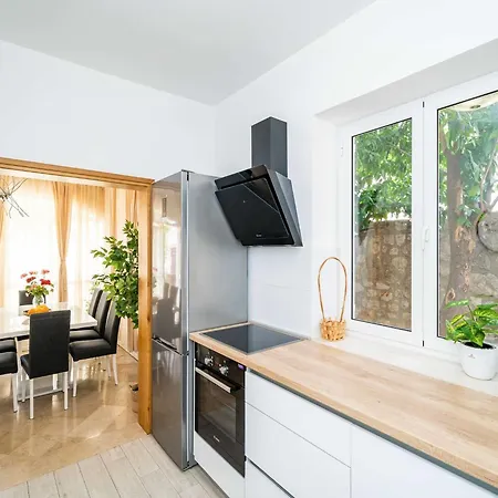 בית נופש King - Four Bedroom House With Terrace