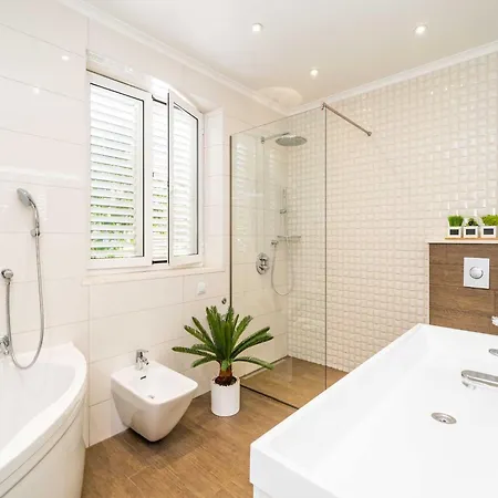 King - Four Bedroom House With Terrace