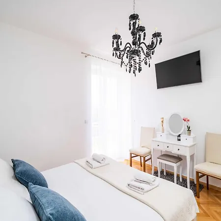 King - Four Bedroom House With Terrace Ferienhaus *