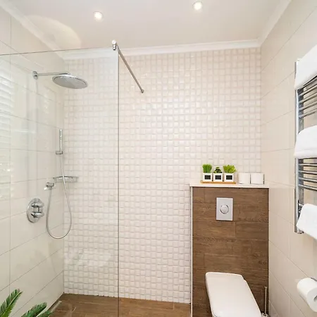 King - Four Bedroom House With Terrace