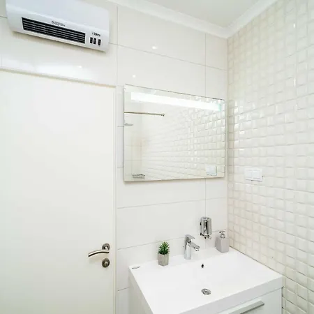 King - Four Bedroom House With Terrace Ferienhaus