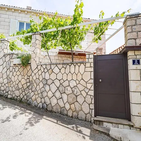 King - Four Bedroom House With Terrace