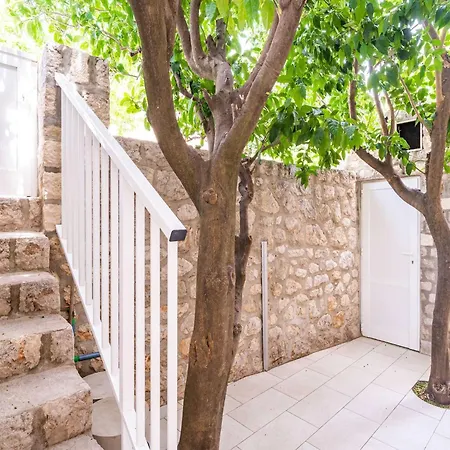 King - Four Bedroom House With Terrace *