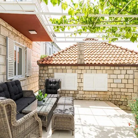 King - Four Bedroom House With Terrace