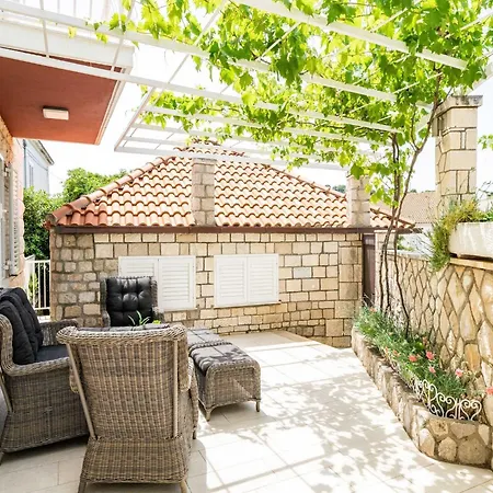 King - Four Bedroom House With Terrace Дом отдыха