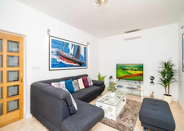 King - Four Bedroom House With Terrace Сasa de vacaciones *