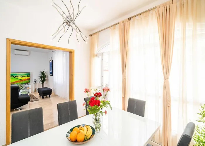 King - Four Bedroom House With Terrace *