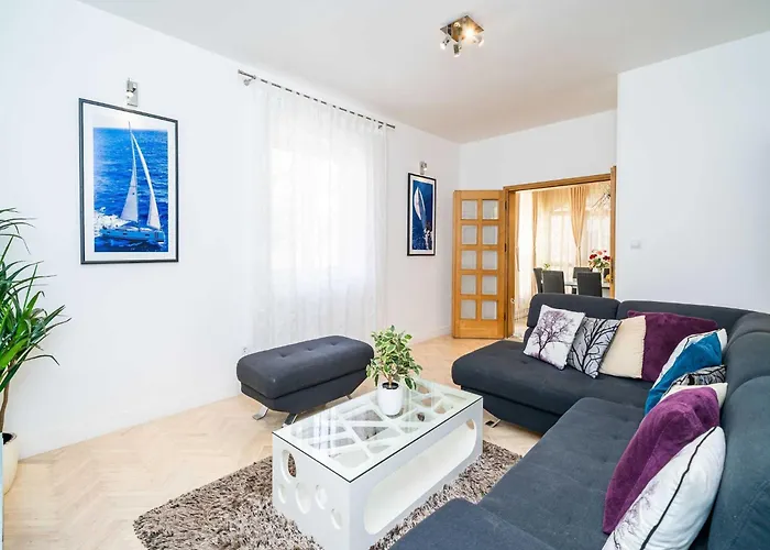 King - Four Bedroom House With Terrace Сasa de vacaciones