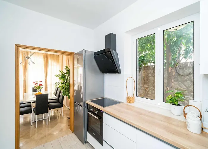 Сasa de vacaciones King - Four Bedroom House With Terrace