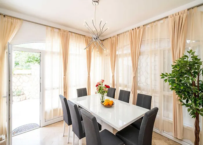 King - Four Bedroom House With Terrace Feriehus