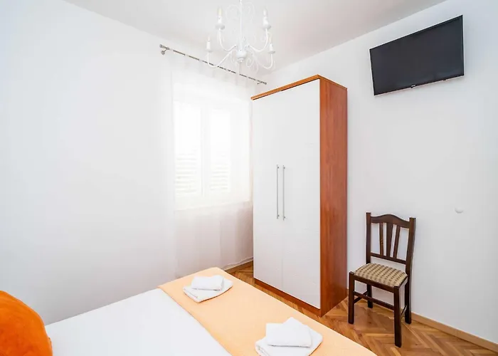 King - Four Bedroom House With Terrace