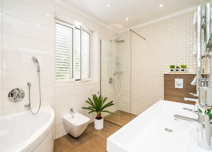 King - Four Bedroom House With Terrace