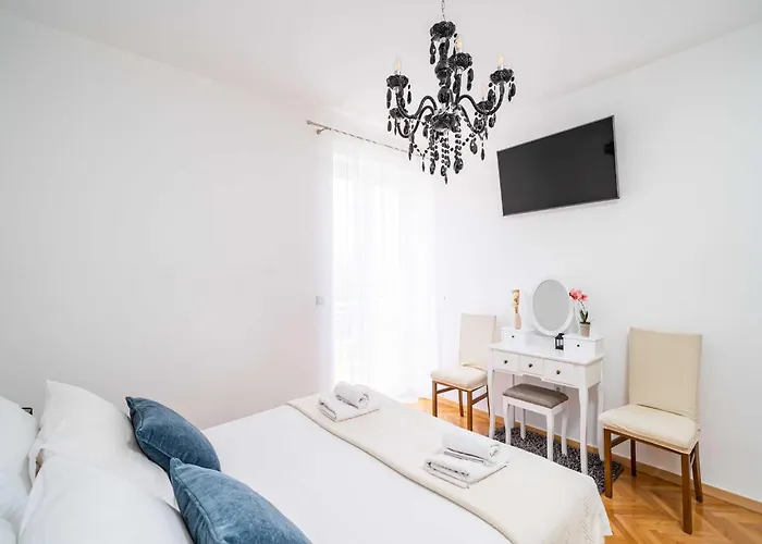 King - Four Bedroom House With Terrace Сasa de vacaciones *