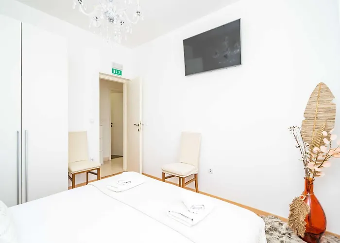 Сasa de vacaciones King - Four Bedroom House With Terrace *