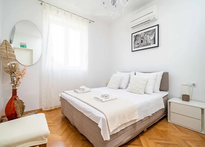 King - Four Bedroom House With Terrace Сasa de vacaciones *