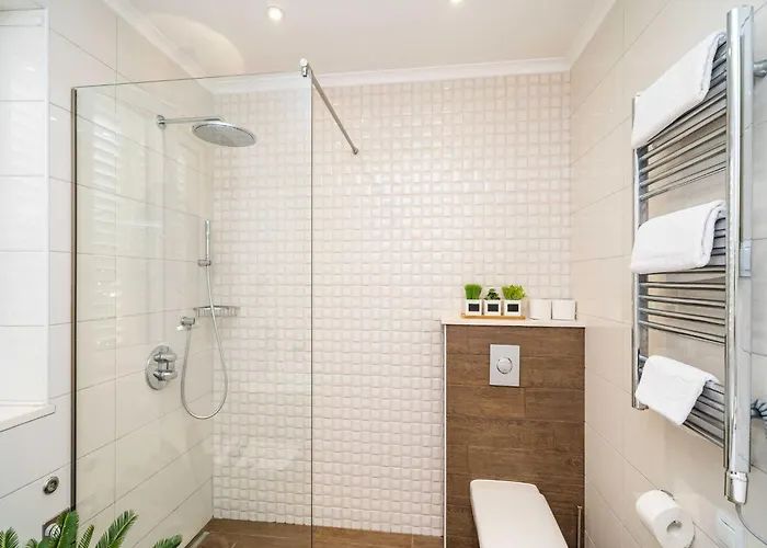 King - Four Bedroom House With Terrace