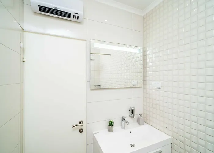 King - Four Bedroom House With Terrace Сasa de vacaciones