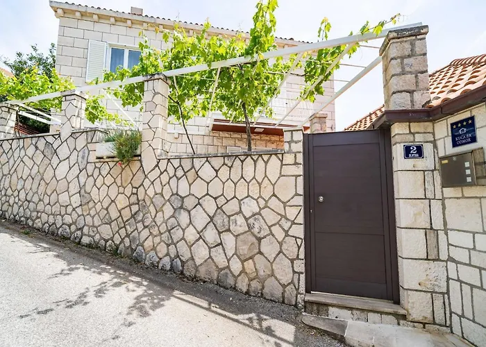 King - Four Bedroom House With Terrace