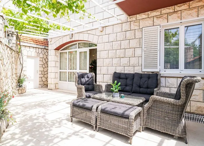 Сasa de vacaciones King - Four Bedroom House With Terrace