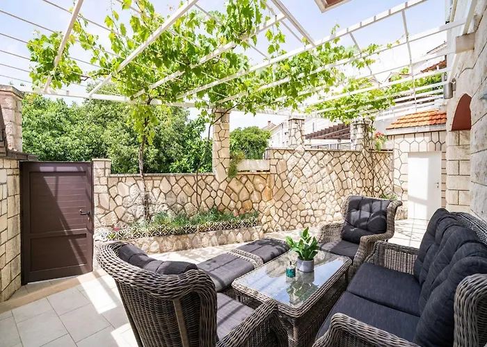 King - Four Bedroom House With Terrace Сasa de vacaciones *