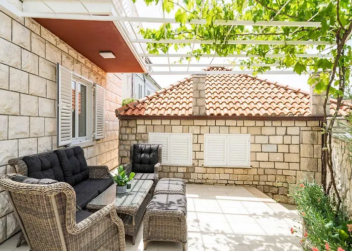 King - Four Bedroom House With Terrace