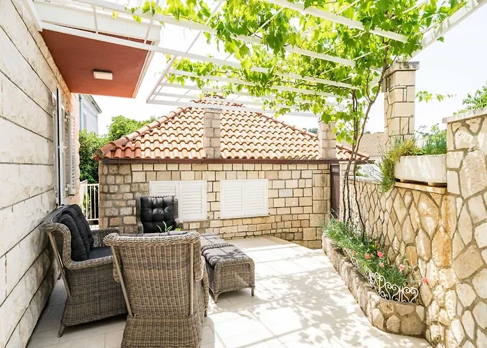 King - Four Bedroom House With Terrace Сasa de vacaciones