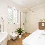 King - Four Bedroom House With Terrace