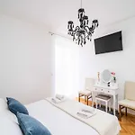 King - Four Bedroom House With Terrace 度假居 *