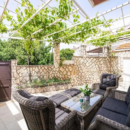 King - Four Bedroom House With Terrace 度假居 *