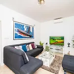 King - Four Bedroom House With Terrace 펜션 *