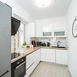 펜션 King - Four Bedroom House With Terrace *